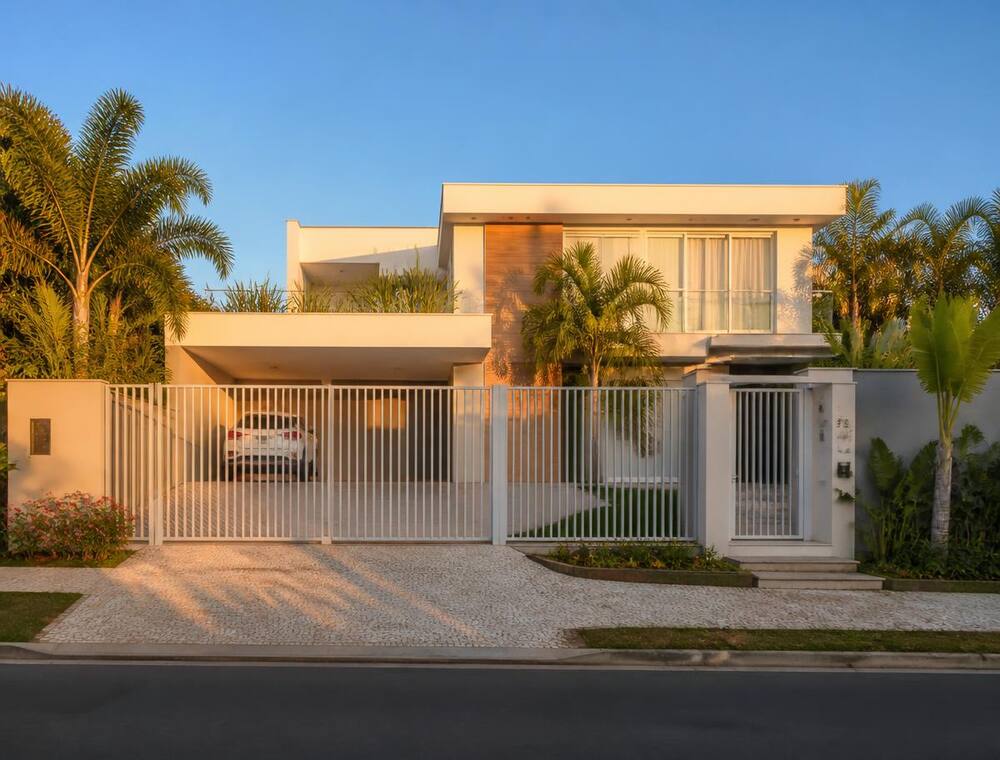 Fachada completa de casa moderna de alto padrão ao entardecer